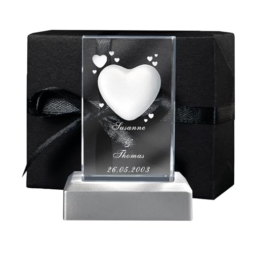 Isonio 3D Glas mit Herz Motiv und Wunschnamen Gravur und Datum Liebesgeschenk (mit Standard Leuchtsockel, S - 50x45x80 mm)